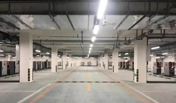 建地下车库供家长接送孩子，学校此举的目的是什么？