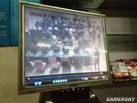 北京两网吧遭多名蒙面男持刀打砸 顾客被狠踹