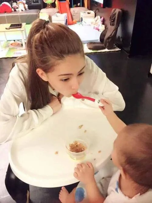 昆凌拒公布女儿名 要给小公主一点隐私权