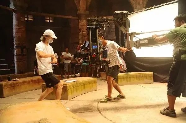 为什么导演在拍电影时要喊“action”,而不是“begin”呢?