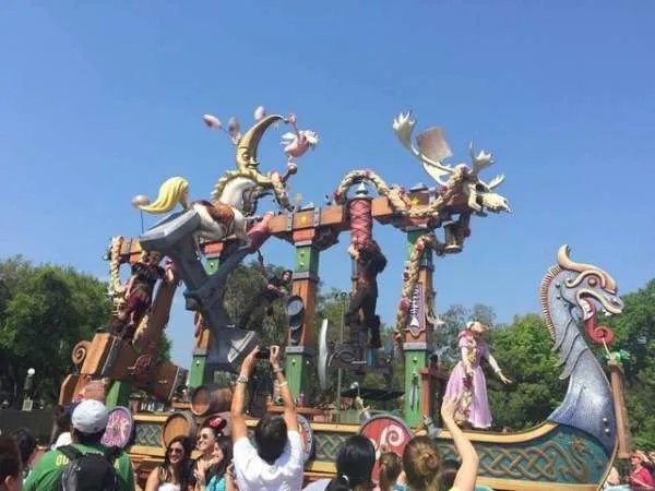 美国本土最大的迪士尼乐园在什么地方?门票多少钱?