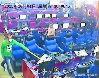 北京两网吧遭多名蒙面男持刀打砸 顾客被狠踹