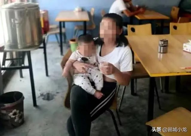 山东菏泽1岁娃被锁车内，民警要砸窗救人，孩子妈妈坚持“再等等”，她想等啥？