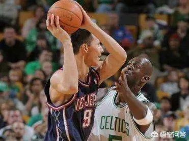 当年易建联在NBA新秀赛季,一拳将挑衅的加内特击倒在地是怎么回事?当时发生了什么?