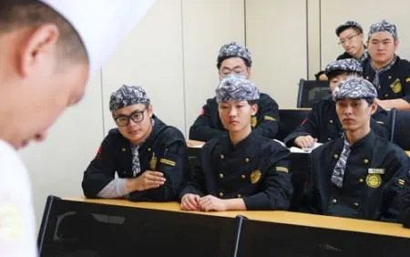 学西餐好还是学中餐好?