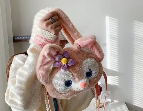 网友偶遇江疏影逛迪士尼，还背着玲娜贝儿的包包，姐姐也喜欢玲娜贝儿吗？