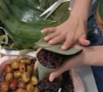 怎样包粽子简单步骤图 只需四步就能搞定一个粽子