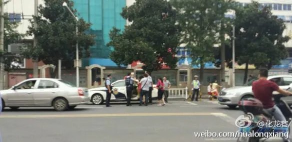 江苏14岁少女打扮成熟 当街与父亲发生肢体冲突