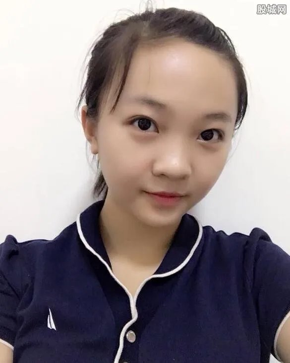 林妙可吸烟陪酒照 林妙可被爆自甘堕落