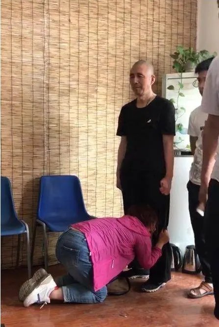 商户下跪讨要贷款是哪家公司？