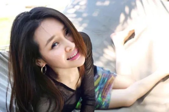 于明加和关悦长得很像对比图 于明加是方舒的女儿吗