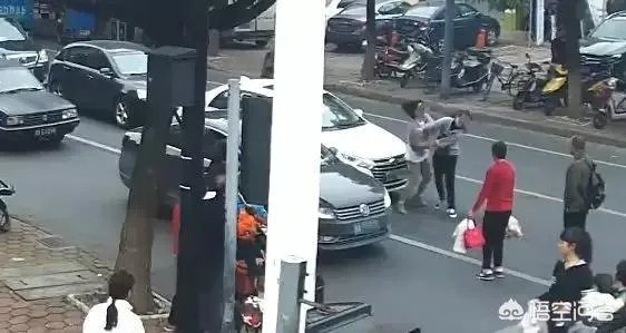 母女违规横穿马路，女司机鸣笛提醒却遭暴扇十几个耳光，你怎么看？