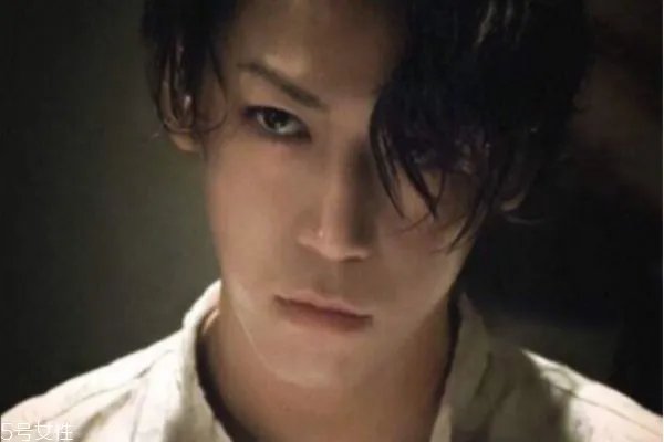 男生长发发型有哪些 男生留长发有几种发型