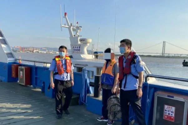 男子为回扬州套游泳圈强渡长江 游泳体力不支怎么办