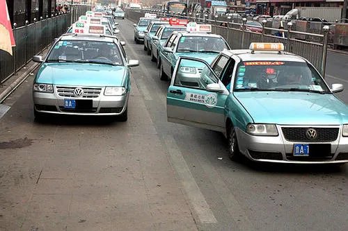 出租车撞倒小学生未刹车再撞奥迪，他是故意这么做的吗？