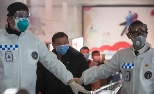 上海首批防范区居民走出小区，目前上海的疫情形势如何？