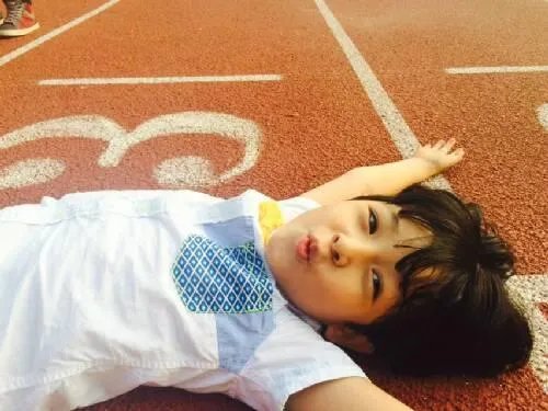 【图】《爱情爱情》 陈思成翻唱歌词  看童星如何唱出爱情