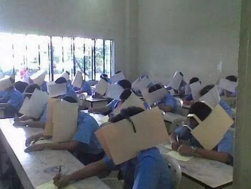 学校因考生太多让学生跪在操场考试,还有哪些奇葩的考试方式?
