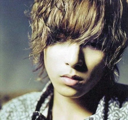 山下智久退团后发展， 在歌唱影视事业方面都有很大的成就