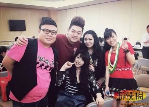 32郎激吻丁少华 《中国好声音》幕后照亲如家人