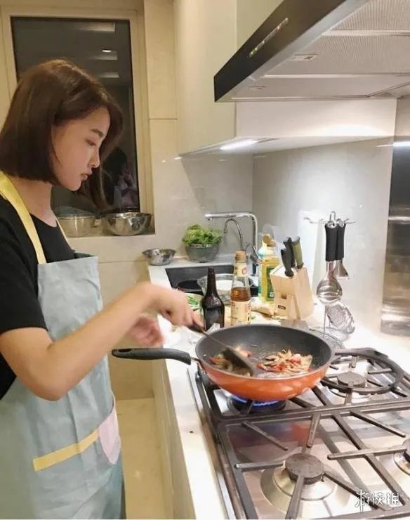 王思聪新欢张小蒙遭扒 有颜任性晒素颜照大秀厨艺！