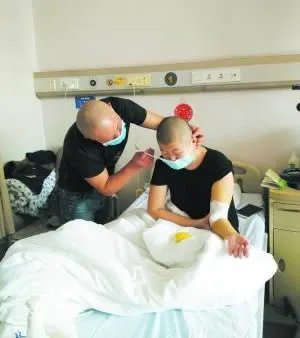 父亲剃光头陪伴患白血病的女儿:共抗病魔(图)