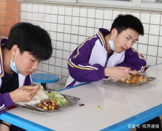 河北一小学13名学生感染，仅吃饭时摘口罩，为何还是防不住？
