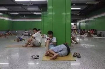 你如何看待「地铁站避暑」?