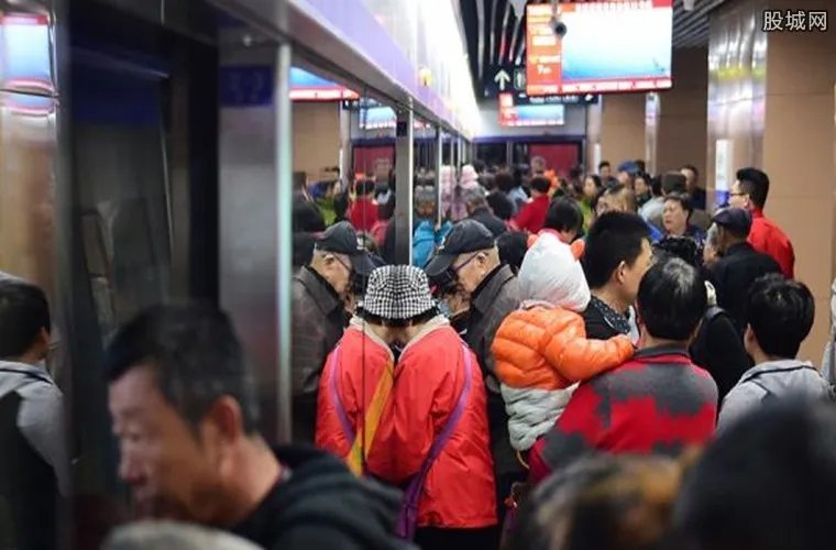 试乘挤爆地铁站 市民免费体验青岛地铁11号线