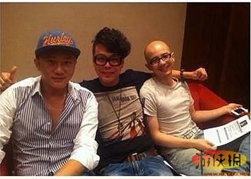 32郎激吻丁少华 《中国好声音》幕后照亲如家人