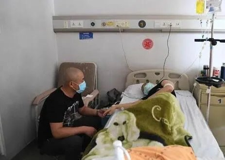 父亲剃光头陪伴患白血病的女儿:共抗病魔(图)