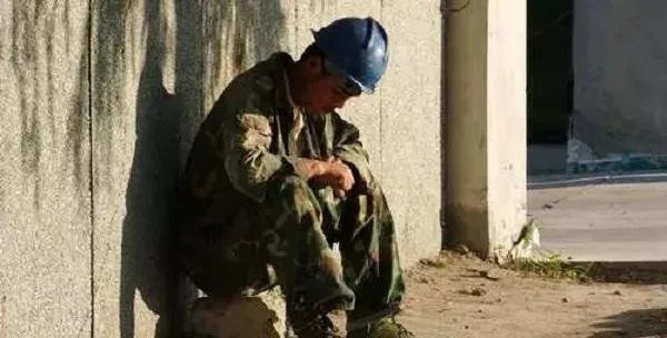 成年人有哪些卑微的瞬间，既让人无奈又心疼？