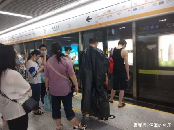 在郑州地铁5号线车厢里给大家鼓劲儿的女子去世了，她是如何“掉队”的？