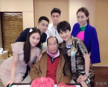 梁安琪幼子何猷佳为什么不露面真的存在吗 何猷佳夭折谣言由来