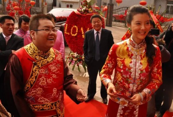 嫁身价上亿富二代，办千万世纪婚礼一年离婚，这是怎么回事？