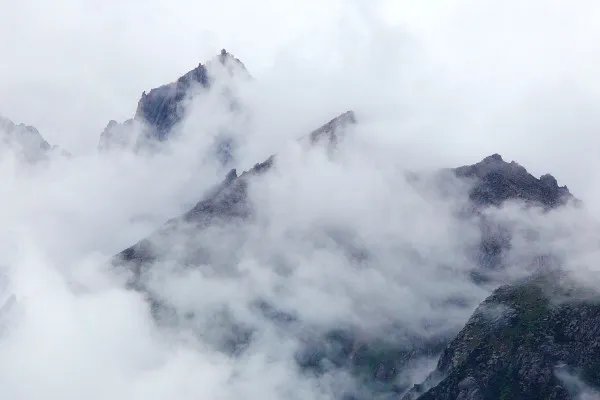 “不畏浮云遮望眼”出自哪位诗人?苏轼辛弃疾王安石杜牧