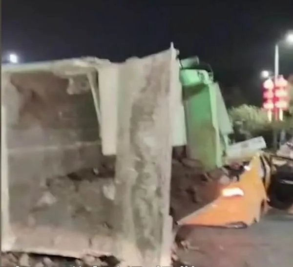 “伤情严重，乘客真倒霉！”西安一渣土车侧翻压扁出租车，这到底怎么回事？