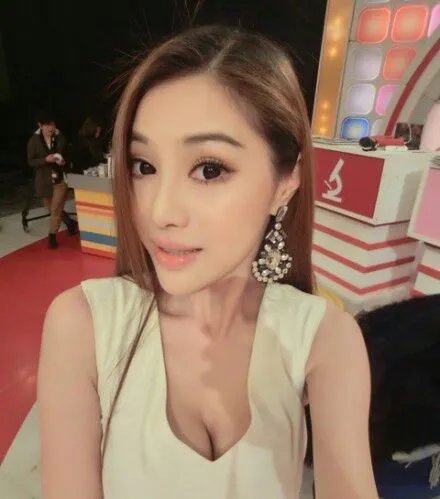 41岁台湾辣妈网络走红 童颜巨乳常被人认为是90后