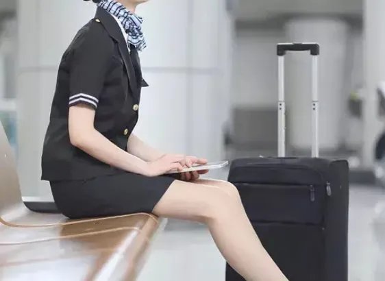 上海空姐骗走亲友900万，她是怎么做的？