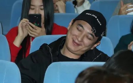 王思聪春节在三亚吃大鹅，还跟老板豪爽碰杯，你怎么看？