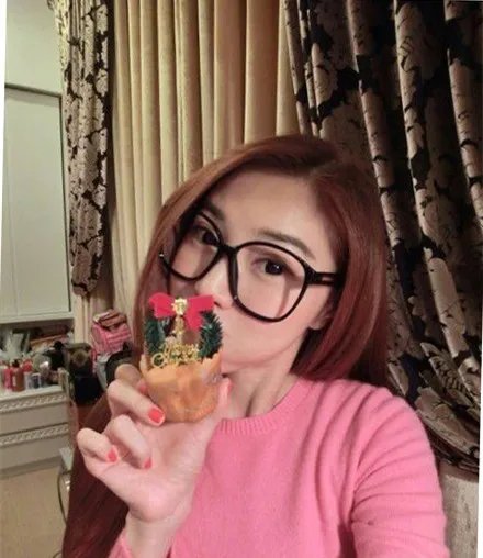 41岁台湾辣妈网络走红 童颜巨乳常被人认为是90后