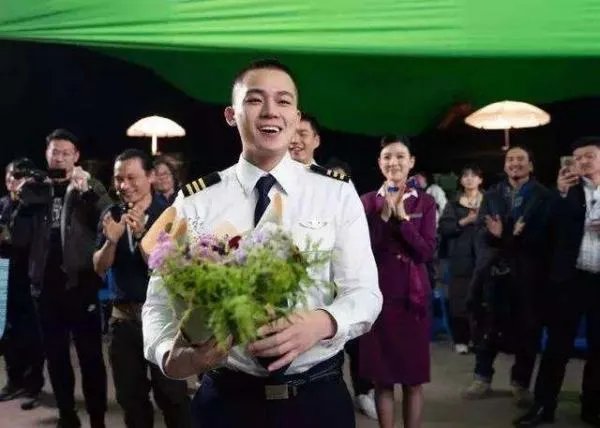 《中国机长》欧豪与副驾驶原型撞脸，你怎么看？