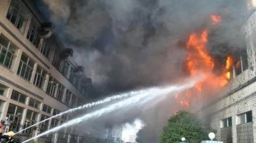 女孩玩火一家烧伤什么情况：详情过程揭发生了什么事情