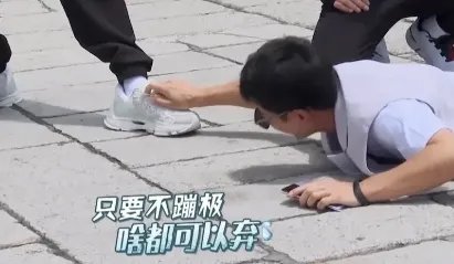 邓伦为他5次下跪,贾乃亮岳云鹏都讨好他,他是《极限挑战》里的谁?