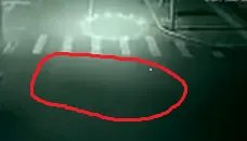 监拍车祸现场灵异一幕 疑发光鬼魂闪过救人~~这个视频是真的吗??还有里面救人的那个是人吧~