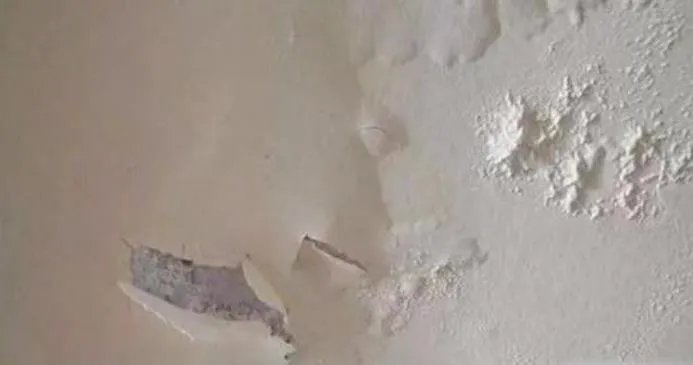 墙皮开裂翘起怎么自己修补