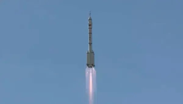 第一次上太空的蔡旭哲空中玩起了笔，笔在太空中的状态是什么样的？