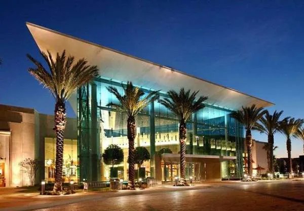 美国本土最大的迪士尼乐园在什么地方?门票多少钱?