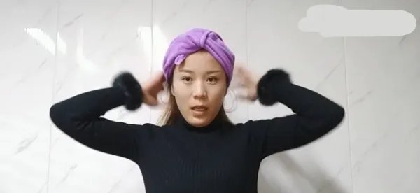 怎么用毛巾包头发图解