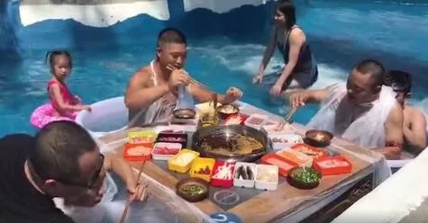 重庆游客坐冰桶里吃火锅是怎么回事 坐冰桶里吃火锅是什么感觉